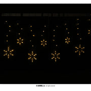 Op deze afbeelding zie je een Decoratie, van het merk Guirma. Licht Festijn Gordijn 12 Sneeuwvlokken Warm 138 Led