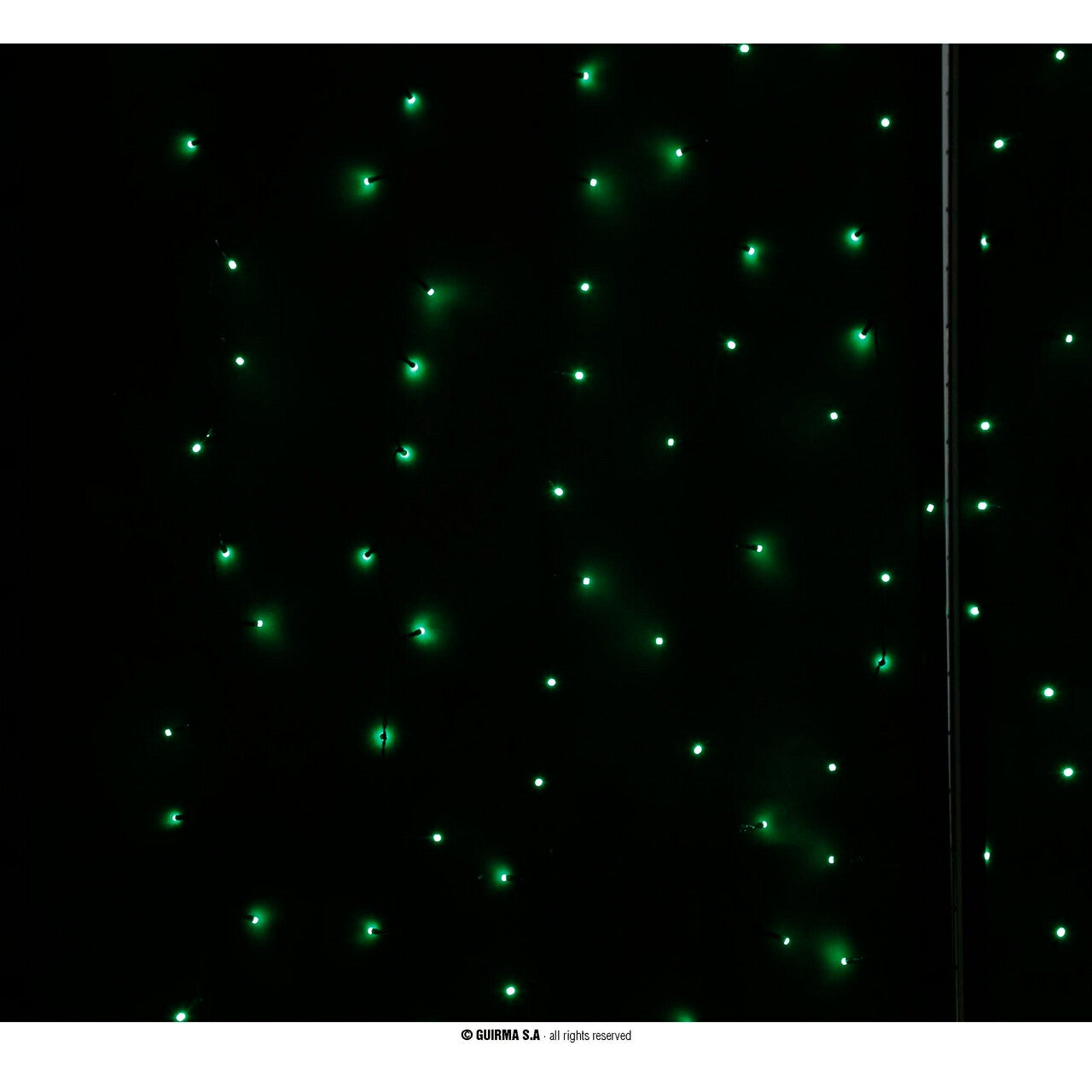 Op deze afbeelding zie je een Decoratie, van het merk Guirma. Groen Licht Festijn Gordijn 600 Led