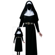 Op deze afbeelding zie je een Kostuums, van het merk Guirca. Demonische Non Vrouw Kostuum