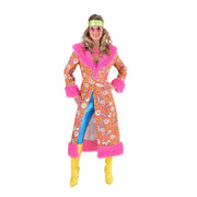 Op deze afbeelding zie je een Kostuums, van het merk Magic By Freddy's. Roze Jaren 70 Paisley Bloemen Jas Met (Nep)bont Vrouw
