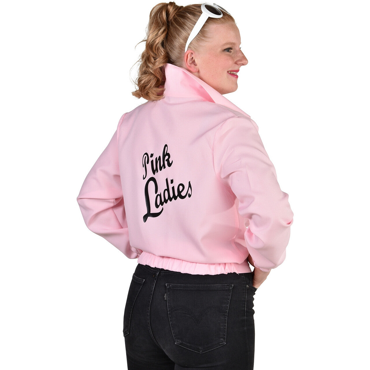 Op deze afbeelding zie je een Kostuums, van het merk Magic By Freddy's. Populaire Pink Ladies Club Jas Lichtroze Vrouw