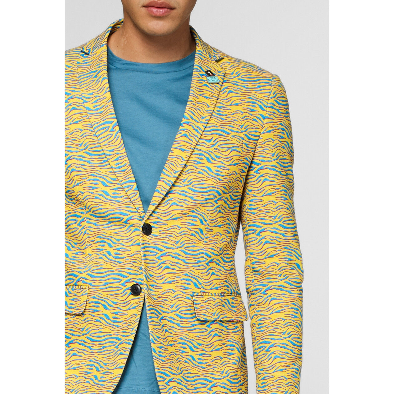 Op deze afbeelding zie je een Kostuums, van het merk Opposuits. Yellow Striped 80s Animal Jas Man
