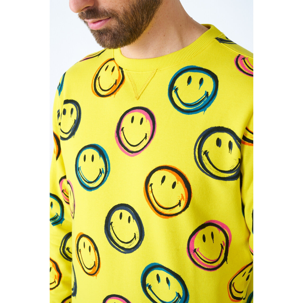 Op deze afbeelding zie je een Kostuums, van het merk Opposuits. Smooch Smudge Smiley Trui Man