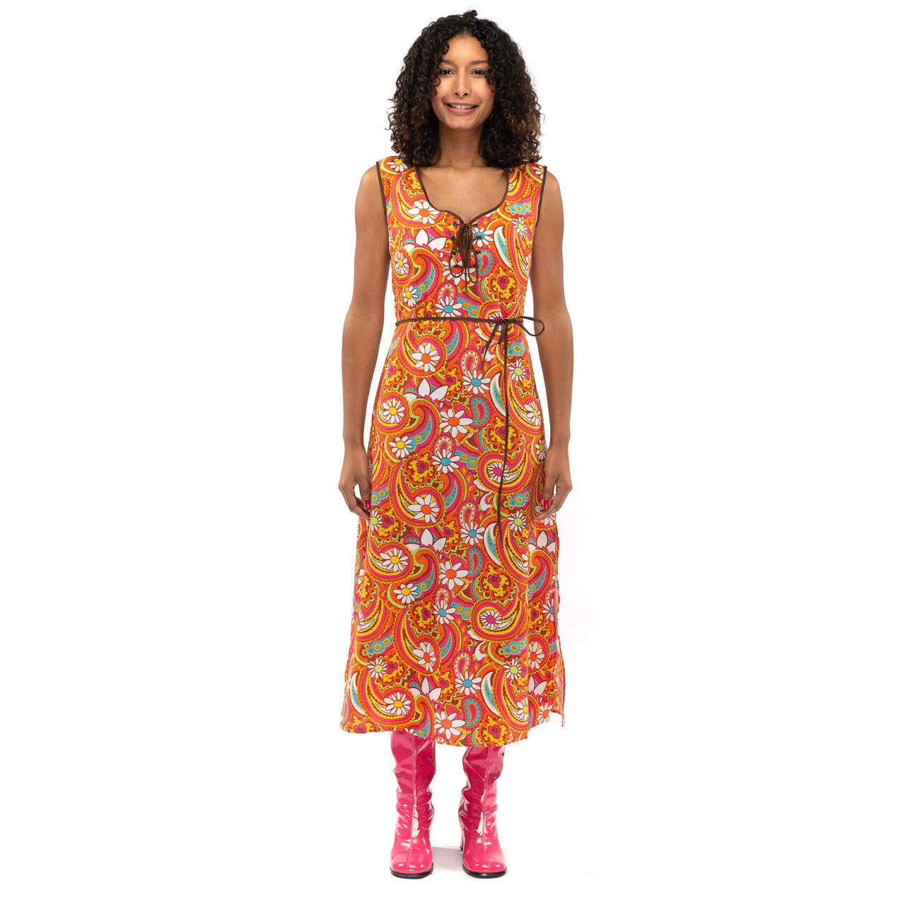 Op deze afbeelding zie je een Kostuums, van het merk Original Replicas. Oranje Lang Jaren 70 En 60 Hippie Bloemen Soul Disco Pretty Paisley Vrouw Kostuum