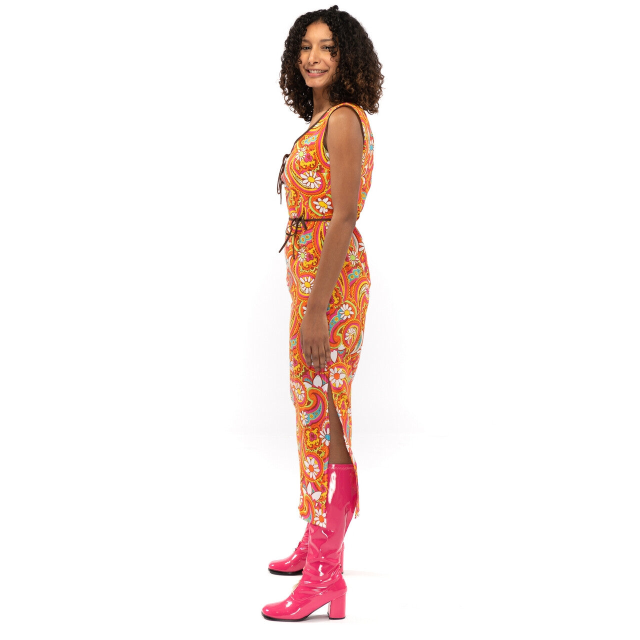 Op deze afbeelding zie je een Kostuums, van het merk Original Replicas. Oranje Lang Jaren 70 En 60 Hippie Bloemen Soul Disco Pretty Paisley Vrouw Kostuum