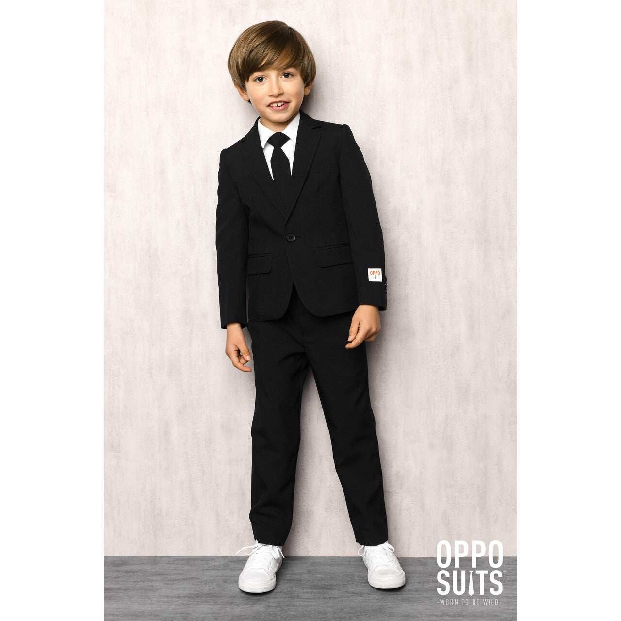 Op deze afbeelding zie je een Kostuums, van het merk Opposuits. Gitzwart Boys In Black Jongen Kostuum