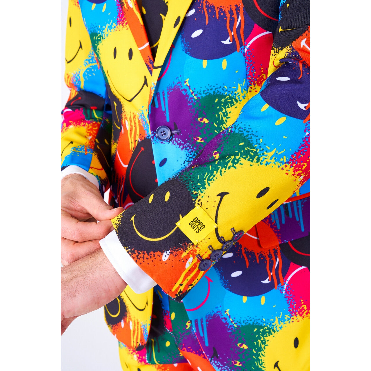 Op deze afbeelding zie je een Kostuums, van het merk Opposuits. Fallen In Smiley Paint Man Kostuum