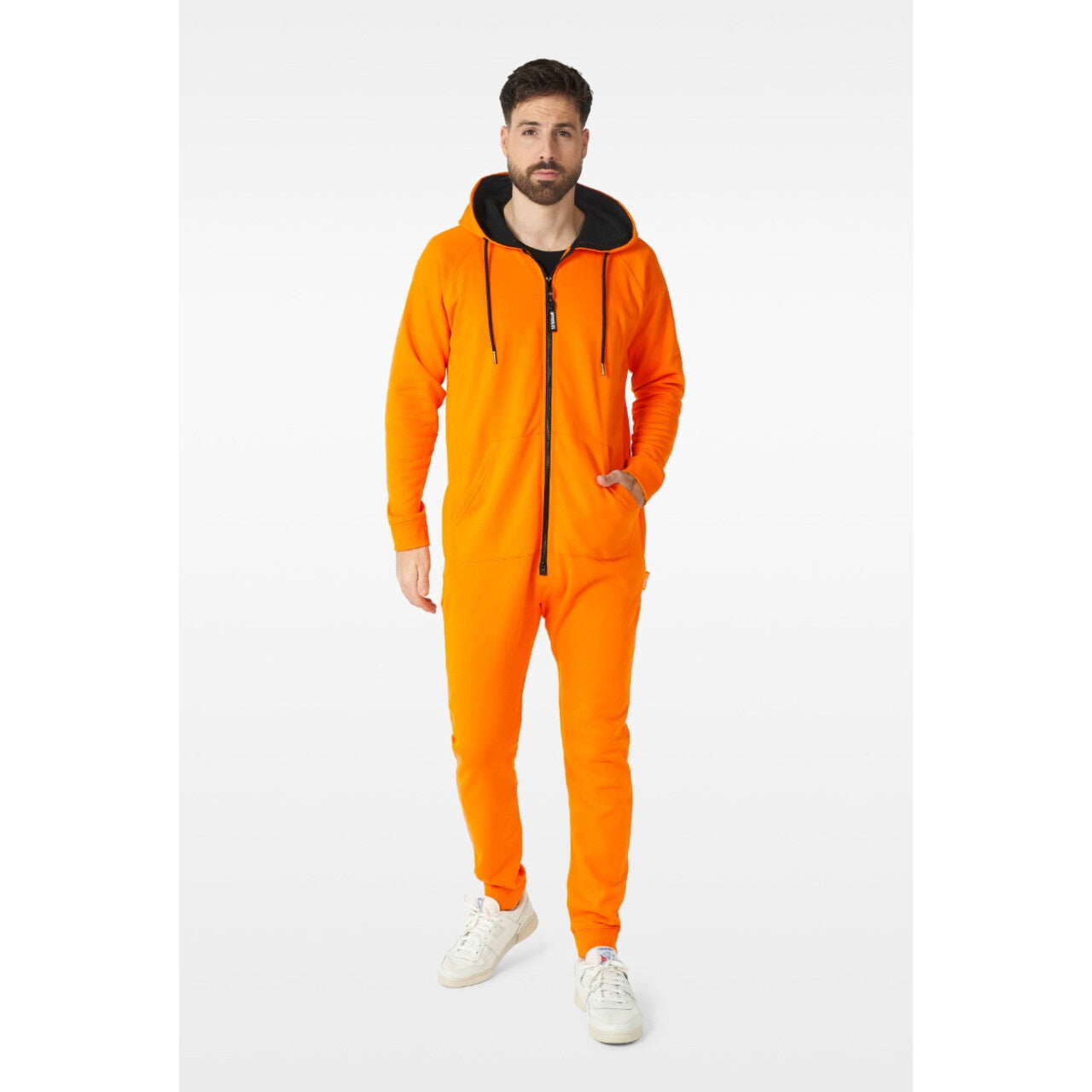 Op deze afbeelding zie je een Kostuums, van het merk Opposuits. The Orange Army Party Man Kostuum