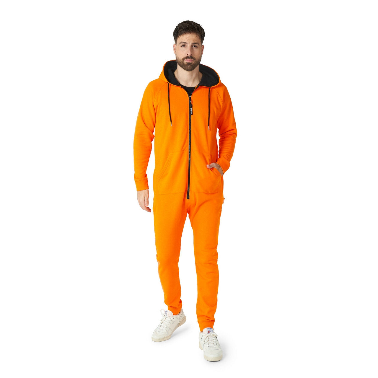 Op deze afbeelding zie je een Kostuums, van het merk Opposuits. The Orange Army Party Man Kostuum