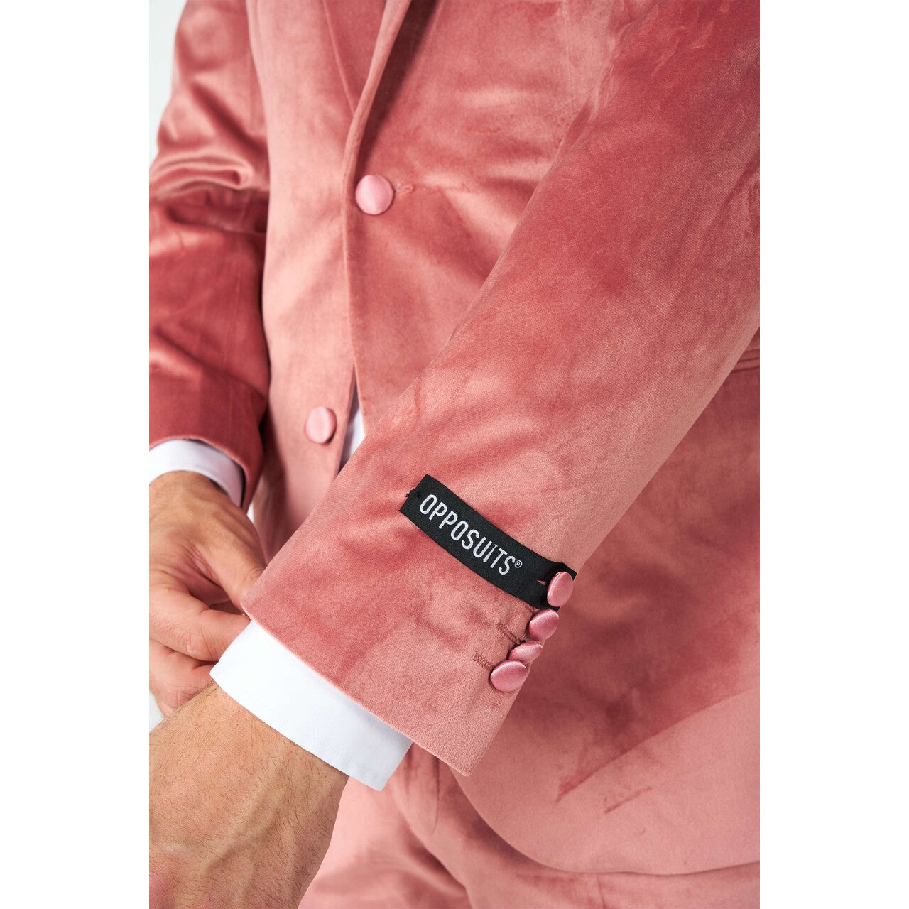 Op deze afbeelding zie je een Kostuums, van het merk Opposuits. Vintage Pink Velvet Man Kostuum