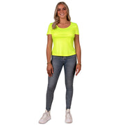 Op deze afbeelding zie je een Kostuums, van het merk PartyXplosion. Neon Geel Shirt Disco Vrouw