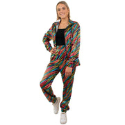 Op deze afbeelding zie je een Kostuums, van het merk PartyXplosion. Jaren 80 Trainingspak Kleurige Zebra Strepen Dames Vrouw Kostuum
