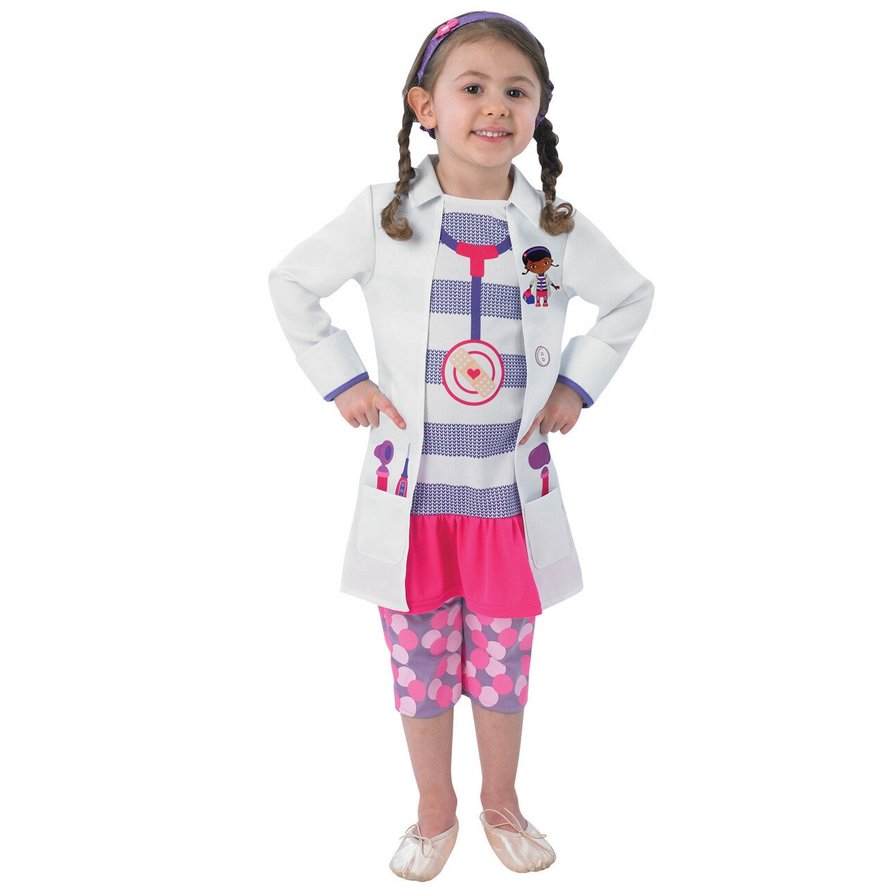 Op deze afbeelding zie je een Kostuums, van het merk Rubies. Doc Mcstuffins Speelgoed Ziekenhuis Meisje Kostuum