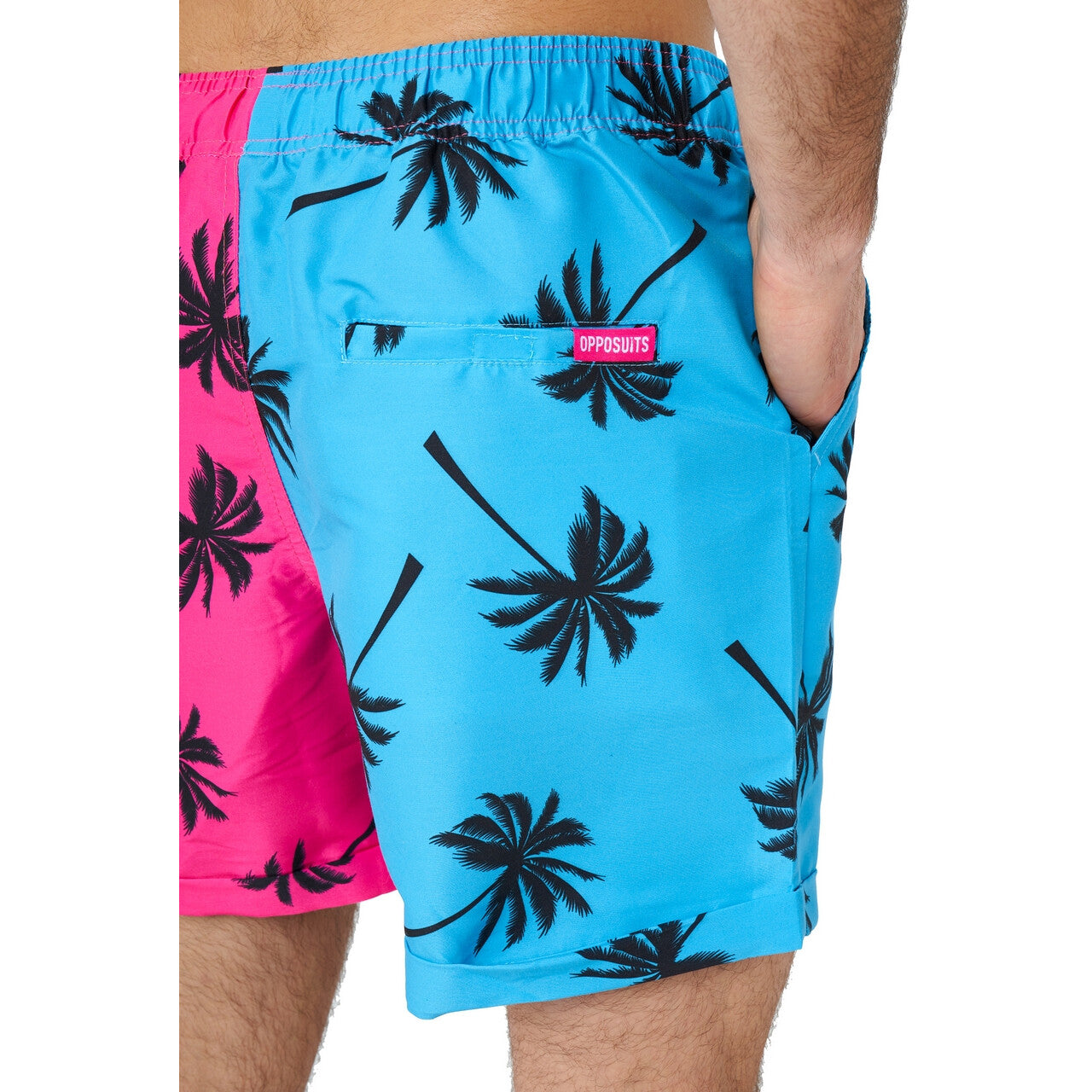 Op deze afbeelding zie je een Kostuums, van het merk Opposuits. Helemaal Home Met Een Palmboom Roze Blauw Man Kostuum