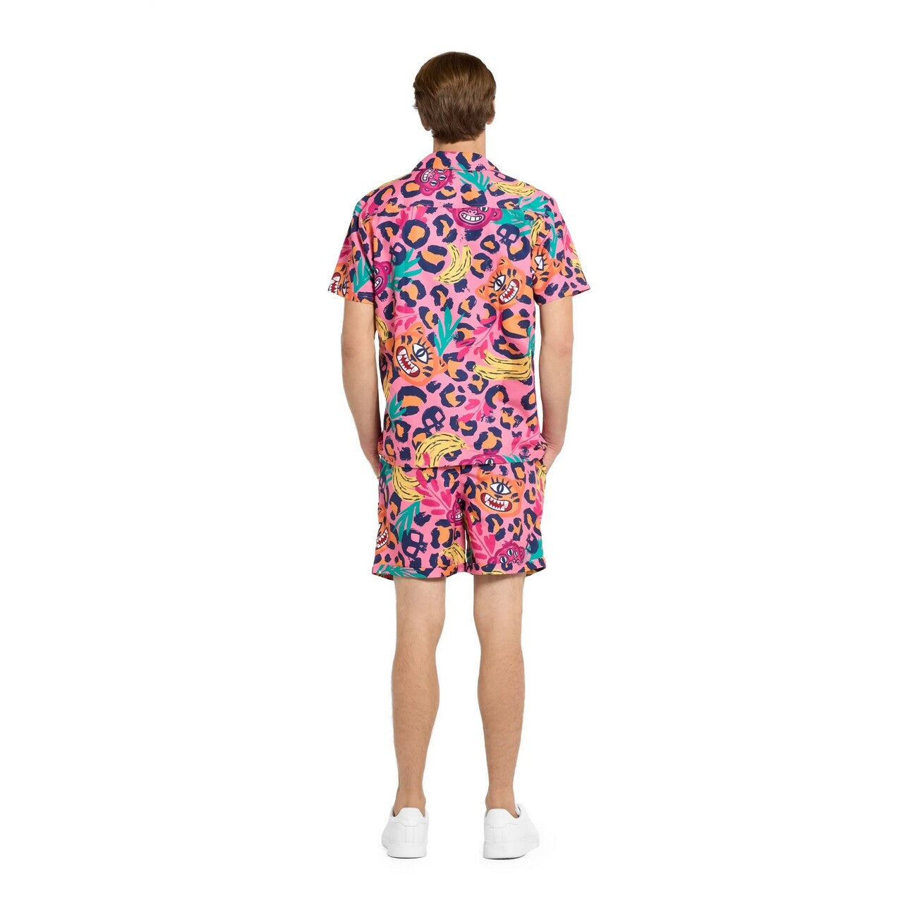 Op deze afbeelding zie je een Kostuums, van het merk Opposuits. Jazzy Jungle Roze Man Kostuum
