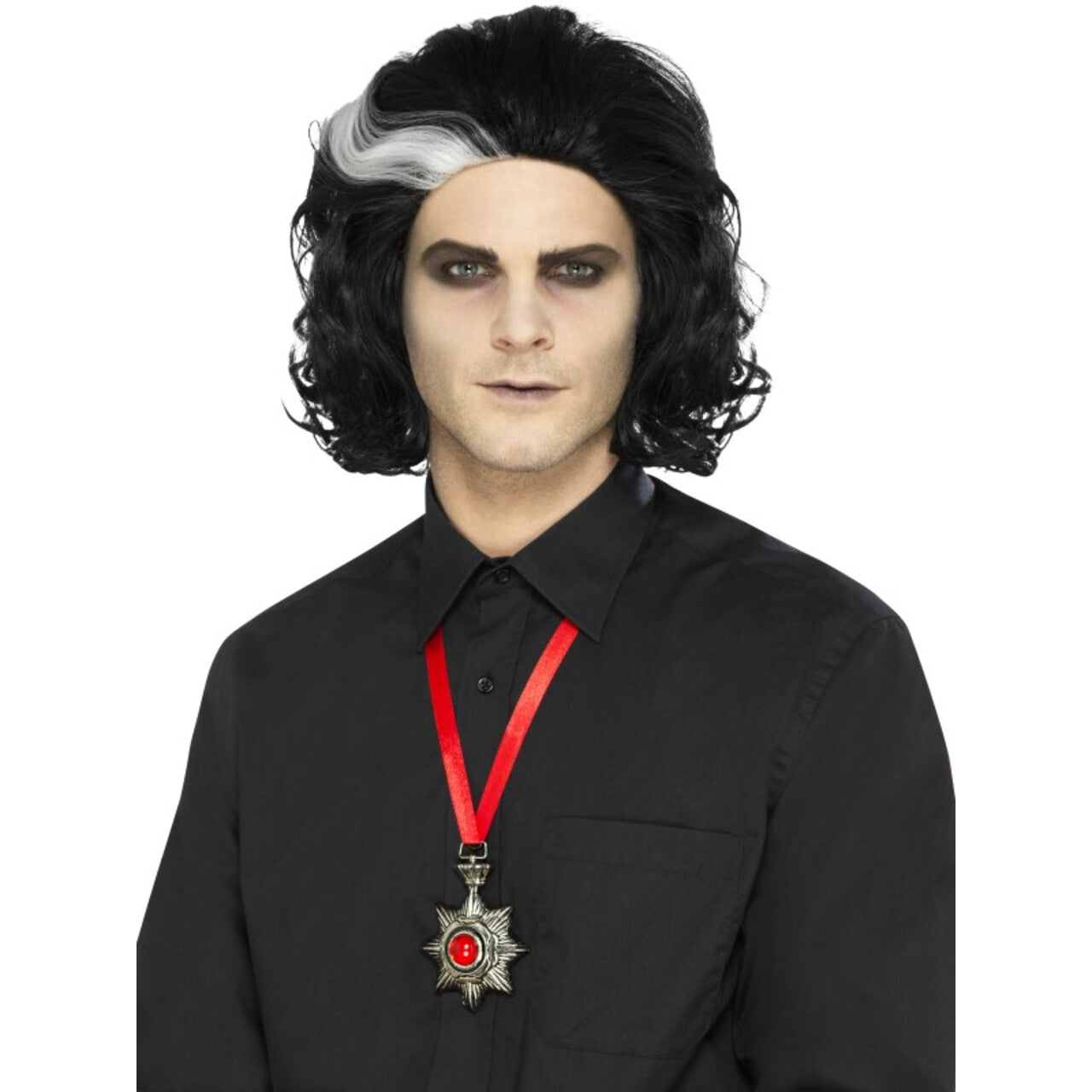 Op deze afbeelding zie je een Accessoires, van het merk Smiffy's. Ketting Graaf Dracula Met Bloedrode Steen