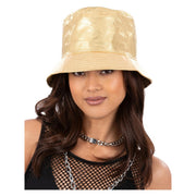 Op deze afbeelding zie je een Accessoires, van het merk Smiffy's. 90s Hip Hop Festival Hoed Goud