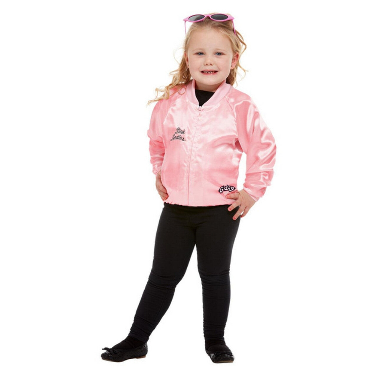 Op deze afbeelding zie je een Kostuums, van het merk Smiffy's. Grease Pink Ladies Jas Betty Meisje