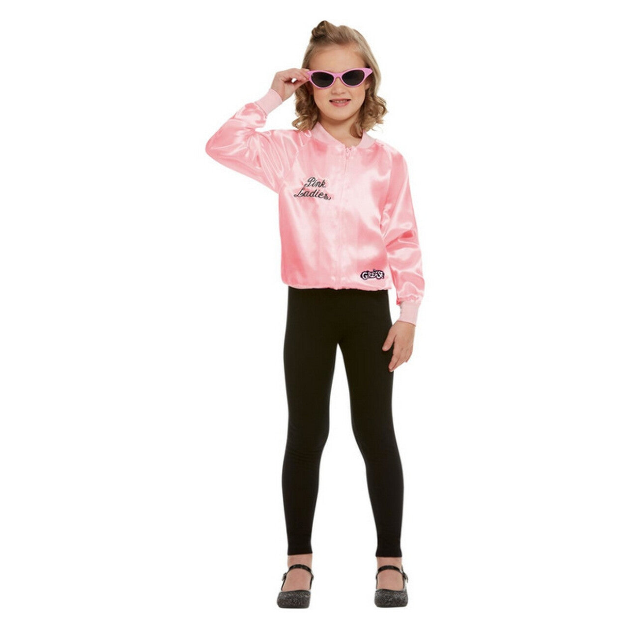 Op deze afbeelding zie je een Kostuums, van het merk Smiffy's. Grease Pink Ladies Jas Betty Meisje