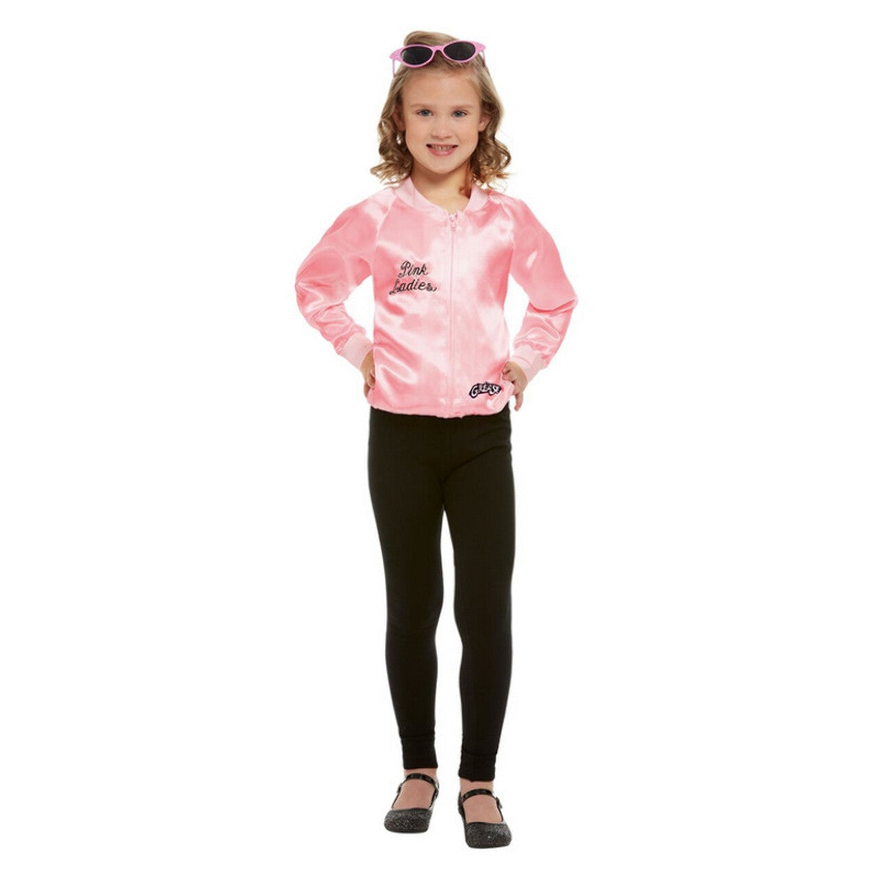 Op deze afbeelding zie je een Kostuums, van het merk Smiffy's. Grease Pink Ladies Jas Betty Meisje