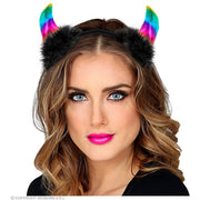 Op deze afbeelding zie je een Accessoires, van het merk Widmann. Duivelshoorns Rainbow Haarband