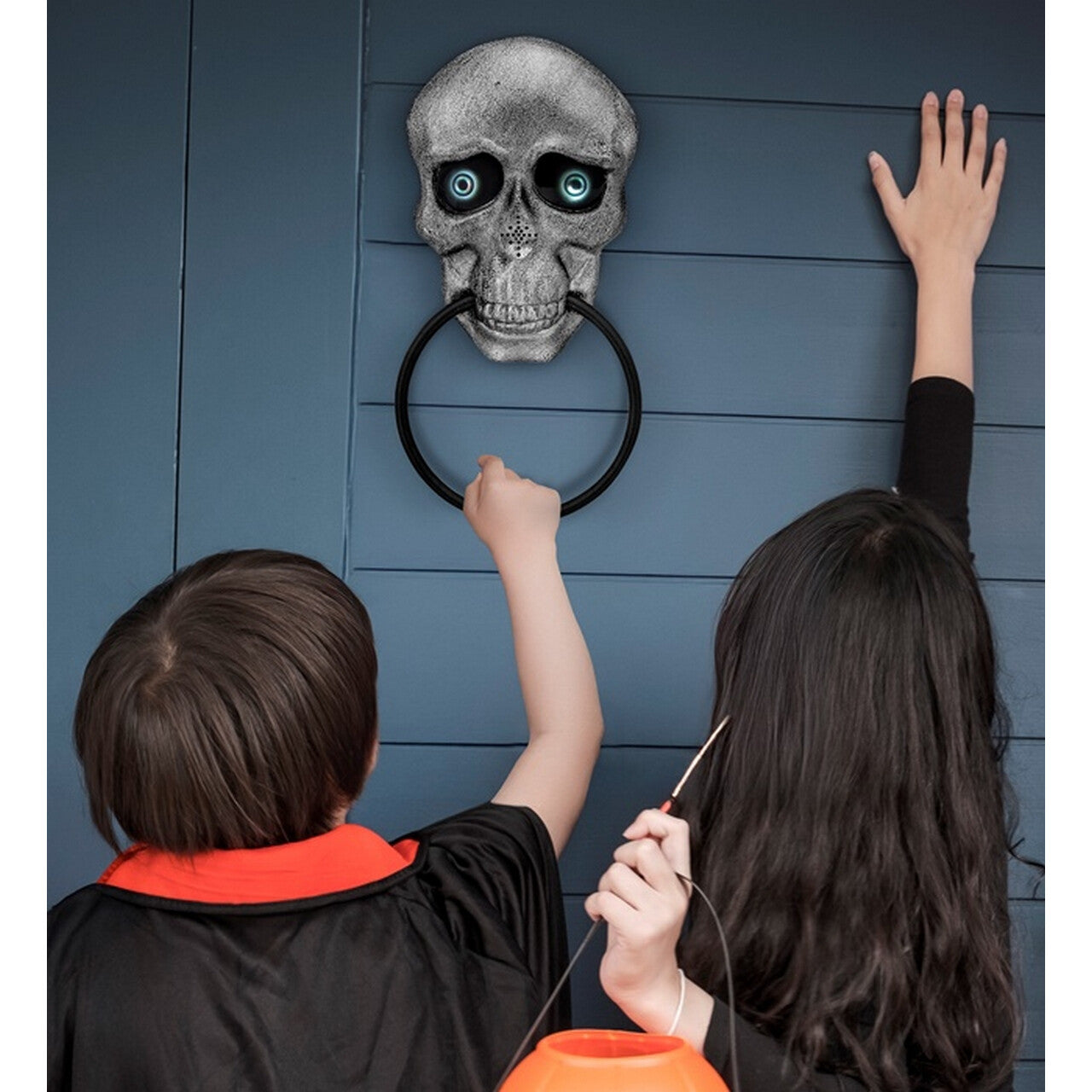 Op deze afbeelding zie je een Decoratie, van het merk Widmann. Knock, Knock Schedel Met Licht En Geluid