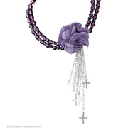 Op deze afbeelding zie je een Accessoires, van het merk Widmann. Gotsiche Choker Met Roos En Kruisjes Paars