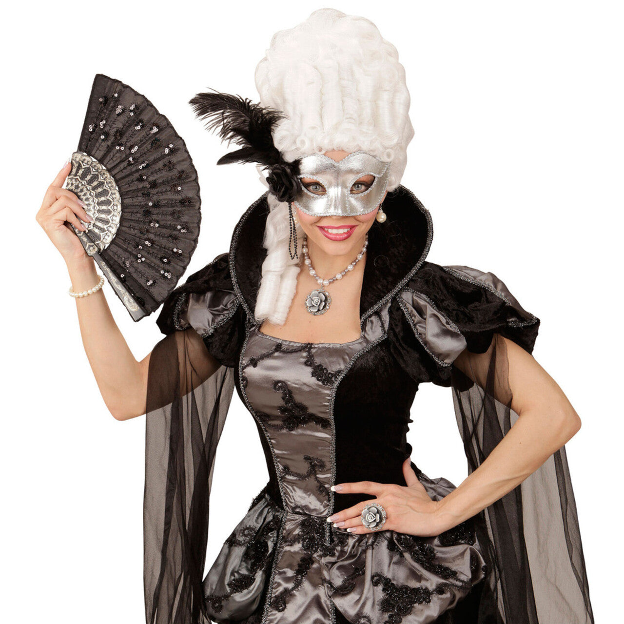 Op deze afbeelding zie je een Accessoires, van het merk Widmann. Signorina Oogmasker Venetie Zilver Met Veren