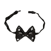 Op deze afbeelding zie je een Accessoires, van het merk Widmann. Flitsend Pailletten Strikje Met Licht, Zwart