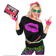 Op deze afbeelding zie je een Kostuums, van het merk Widmann. 80s Shirt Big Kiss Vrouw