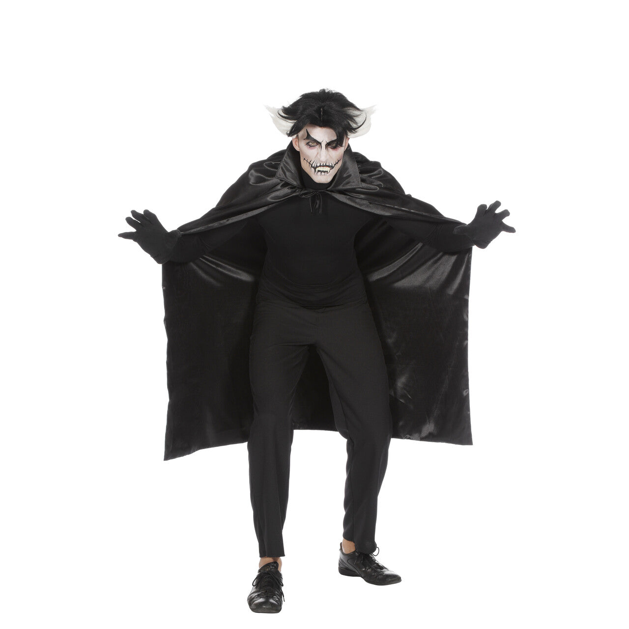 Op deze afbeelding zie je een Accessoires, van het merk Wilbers. Razende Roemeense Dracula Cape Dubbel Met Kraag Zwart