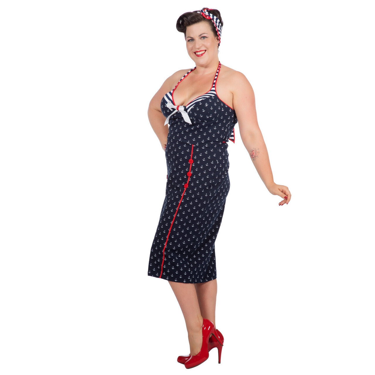Op deze afbeelding zie je een Kostuums, van het merk Wilbers. Rockabilly Anchors Away Pin-Up Vrouw Kostuum