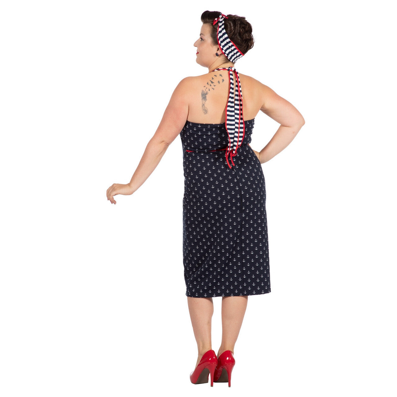 Op deze afbeelding zie je een Kostuums, van het merk Wilbers. Rockabilly Anchors Away Pin-Up Vrouw Kostuum
