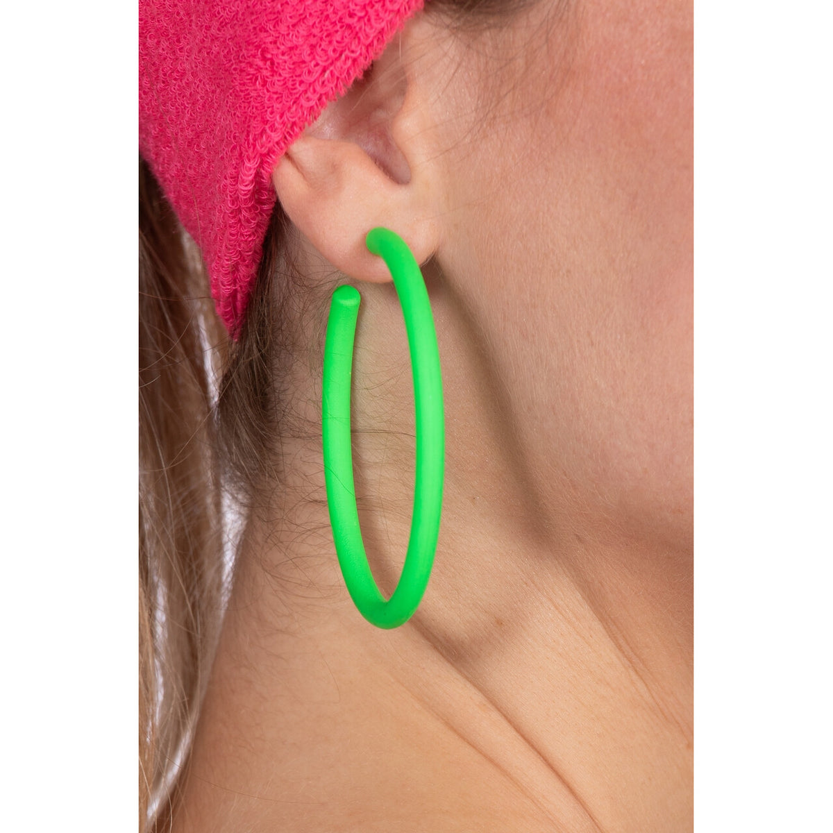 Op deze afbeelding zie je een Accessoires, van het merk Wilbers. Oorringen Neon Disco Green