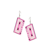 Op deze afbeelding zie je een Accessoires, van het merk Wilbers. Retro Cassetteband Oorbellen Roze