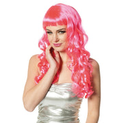 Op deze afbeelding zie je een Accessoires, van het merk Wilbers. Pruik Roze Lang Pony Met Krullen